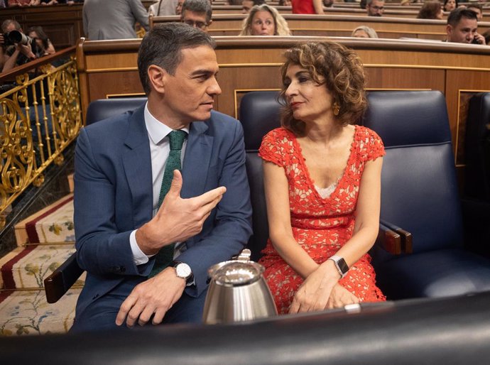 El presidente del Gobierno, Pedro Sánchez, y la vicepresidenta primera y ministra de Hacienda, María Jesús Montero, conversan a su llegada a una sesión extraordinaria en el Congreso de los Diputados, a 17 de julio de 2024, en Madrid (España).