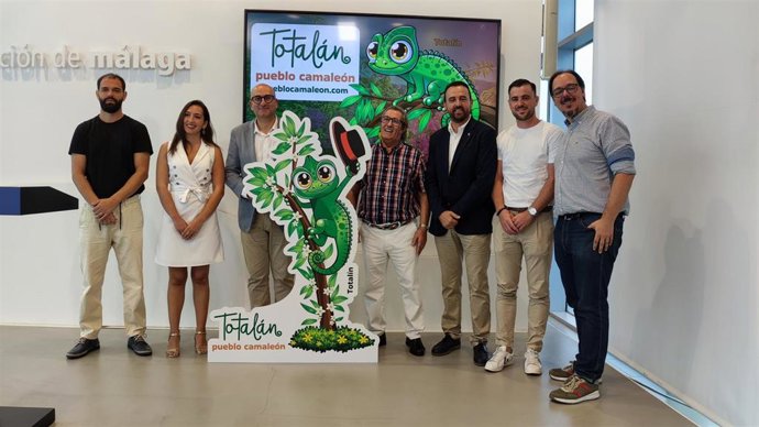 El vicepresidente y diputado de Cultura, Manuel López Mestanza, junto al alcalde de Totalán, Víctor Martín; el cantaor Enrique Castillo; Carmen Hurtado y Rafael Navarrete, responsable de Kapikúa