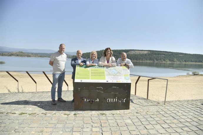 Armisén, durante la visita a la playa del embalse de Aguilar.