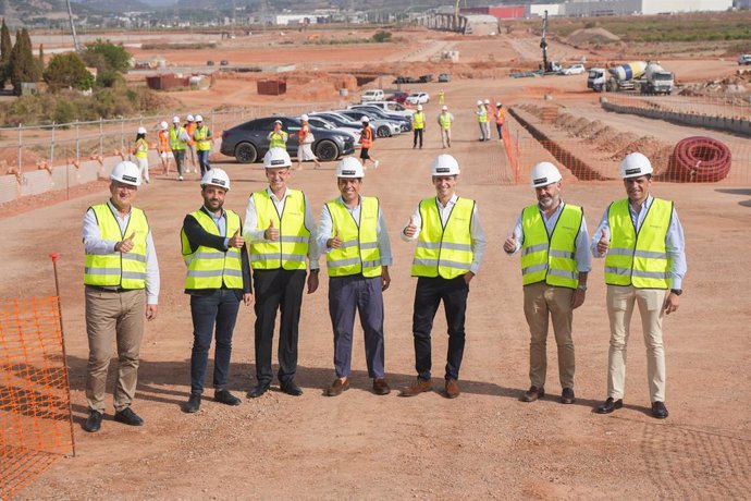 El CFO de PowerCo Spain, Javier Rivera (3d), y el president de la Generalitat, Carlos Mazón (c), posan durante una visita a las obras de la gigafactoría de PowerCo Spain,