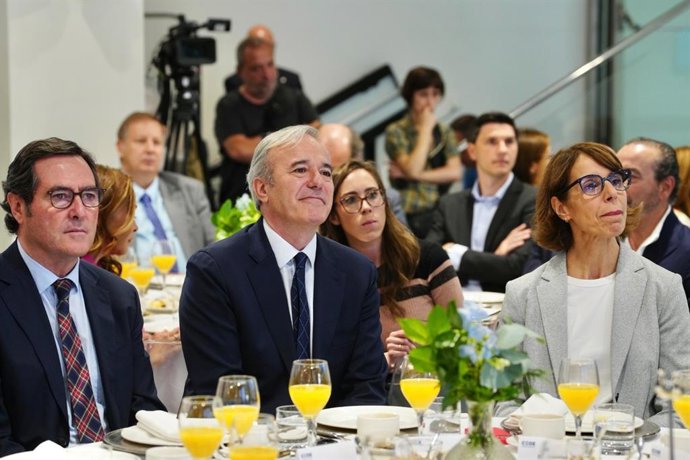 El presidente de la CEOE, Antonio Garamendi (i), junto al presidente de Aragón, Jorge Azcón en la presentación del proyecto 'Aragón Hub Tecnológico', en la sede de la CEOE, a 18 de julio de 2024 en MADRID.