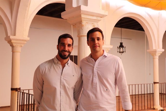 Los profesores del Departamento de Deporte e Informática de la Universidad Pablo de Olavide (UPO) Álvaro López Moral y Javier Bueno Antequera en los cursos de verano de la UPO en Carmona (Sevilla).