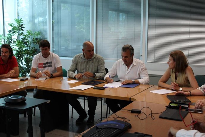 El conseller de Educación y Universidades, Antoni Vera, firma acuerdo para la creación de centros de atención preferente en 13 colegios concertados.