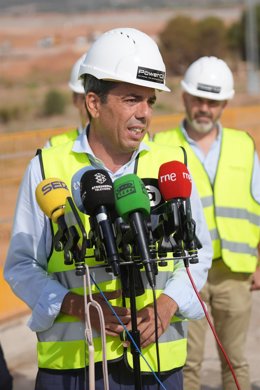 El president de la Generalitat, Carlos Mazón, atiende a medios durante una visita a las obras de la gigafactoría de PowerCo Spain