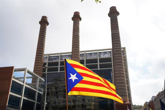 Archivo - Una bandera de independencia de Cataluña en la manifestación convocada por la ANC con motivo de la Diada, Día de Catalunya, a 11 de septiembre de 2022, en Barcelona, Catalunya (España). El lema de la manifestación es La ANC '11-S i 1-O: Tornem