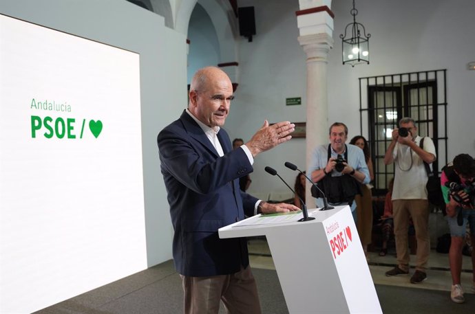 El expresidente de la Junta de Andalucía, Manuel Chaves, durante una rueda de prensa que ha ofrecido en la sede del PSOE-A, a 18 de julio de 2024 en Sevilla (Andalucía, España). Tras las modificaciones de la sentencias de los ERE en Andalucía, por el Trib