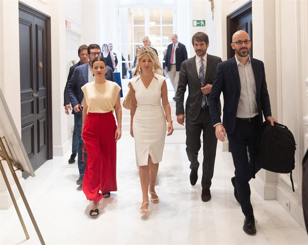 El diputado de Sumar y líder de Más País, Iñigo Errejón (1i); el secretario de Estado de Trabajo, Joaquín Pérez Rey (2i);  la ministra de Infancia y Juventud, Sira Rego (3i); la vicepresidenta segunda y ministra de Trabajo y Economía Social, Yolanda Día
