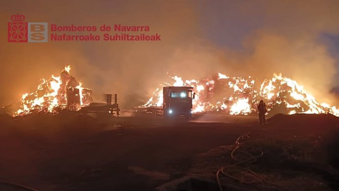 Los bomberos controlan un incendio en una pajera en Los Arcos,