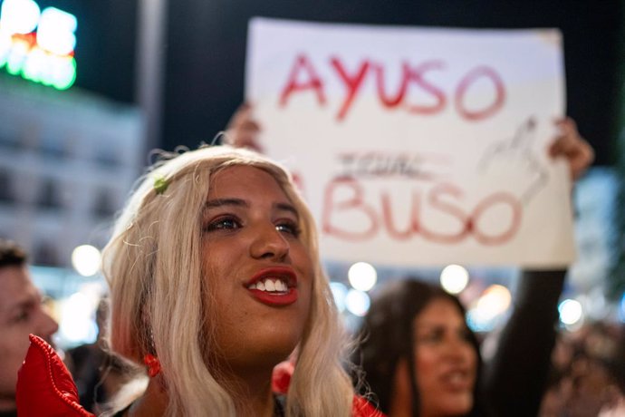 Archivo - Una mujer durante una manifestación para defender las leyes Trans y LGTBI de la Comunidad de Madrid, en la Puerta del Sol, a 13 de noviembre de 2023, en Madrid (España). La plataforma 'Ni un paso atrás' ha convocado una manifestación en Madrid p