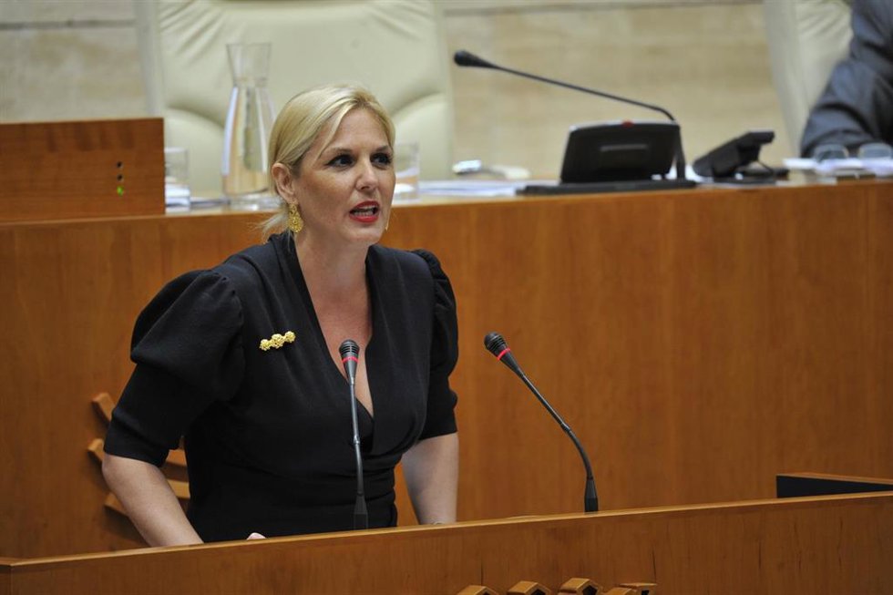 La consejera de Hacienda y Administración Pública de la Junta de Extremadura, Elena Manzano, comparece en la Asamblea de Extremadura