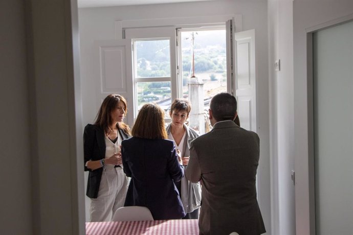 La ministra de Vivienda y Agenda Urbana, Isabel Rodríguez, y la conselleira de Vivenda e Planificación de Infraestruturas, María Martínez Allegue, visitan Betanzos (A Coruña).