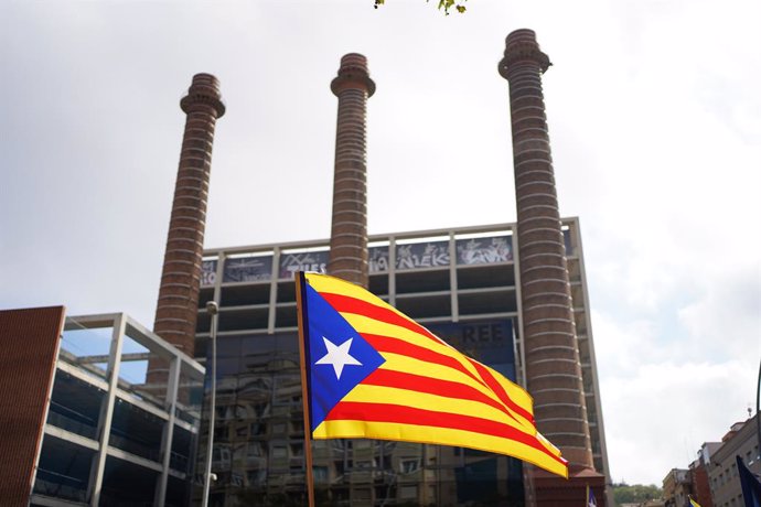 Archivo - Una estelada durant una manifestació de l'ANC