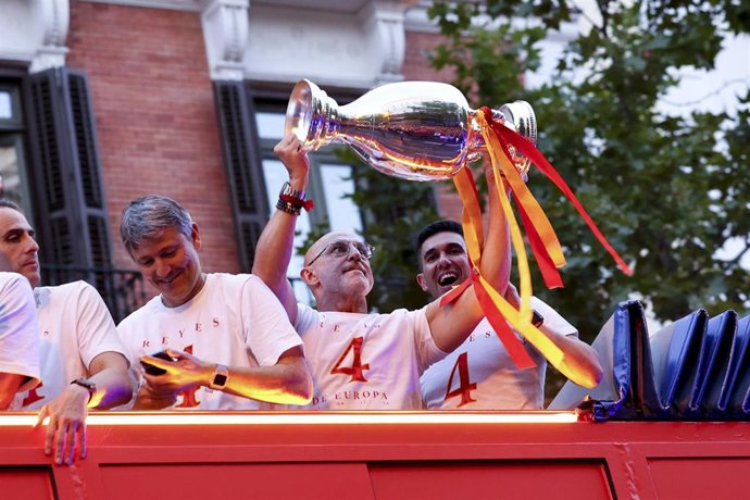 Luis de la Fuente celebra la Eurocopa por las calles de Madrid 
