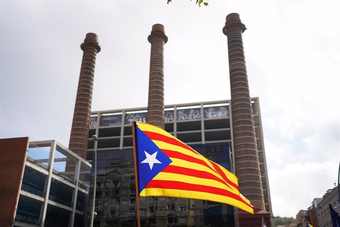 Archivo - Una bandera de independencia de Cataluña en la manifestación convocada por la ANC con motivo de la Diada, Día de Catalunya, a 11 de septiembre de 2022, en Barcelona, Catalunya (España). El lema de la manifestación es La ANC '11-S i 1-O: Tornem-h