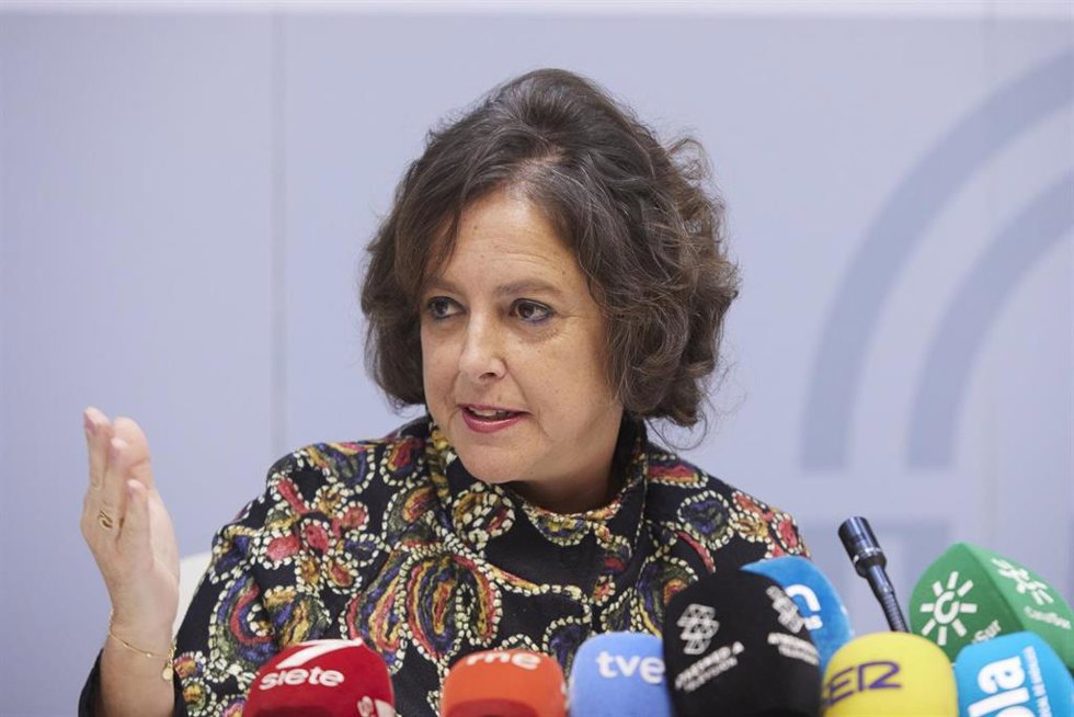 Archivo - La consejera de Salud y Consumo de la Junta de Andalucía, Catalina García, en imagen de archivo.