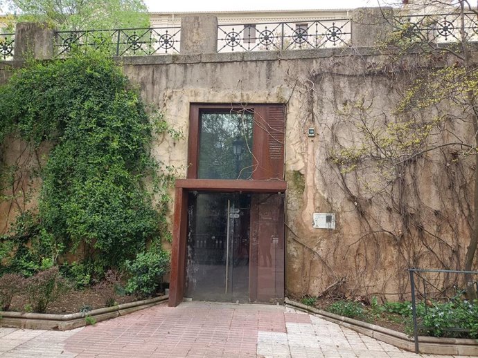 Archivo - Baños públicos del parque de Gloria Fuertes de Cáceres.