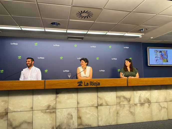 La directora general de Turismo y Promoción Territorial, Virginia Borges, el alcalde de Camprovín, Jon Anguiano, y la directora del festival, Celia Fontecha, en la presentación de 'Camprovinarte' 2024