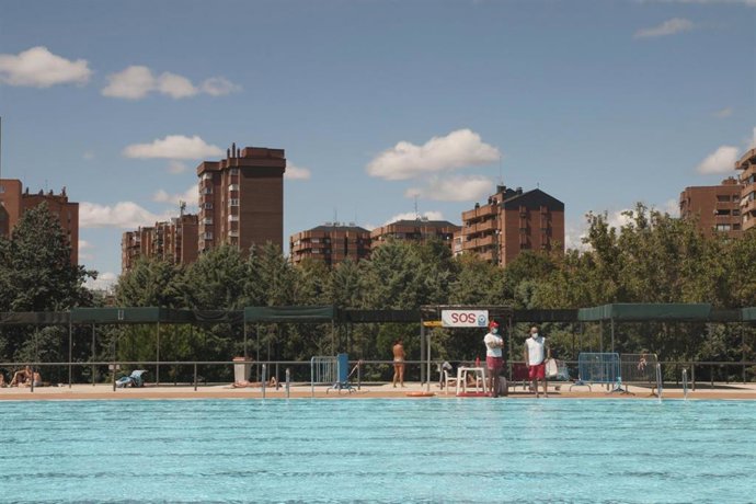 Archivo - Dos socorristas vigilan la piscina del Polideportivo Vicente del Bosque  