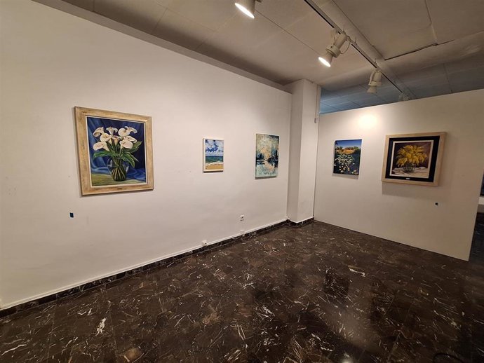 Algunos de los cuadros pintados por los alumnos del taller de pintura de Nou Llevant expuestos en el Museo Krekovic de Palma.