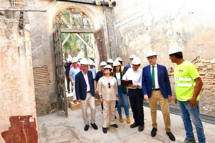 El alcalde de Murcia, José Ballesta, visita las obras de rehabilitación de la histórica casa - torre