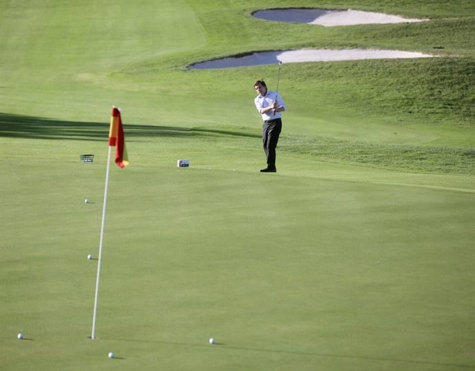 Archivo - El alcalde de Madrid, José Luis Martínez Almeida, juega al golf