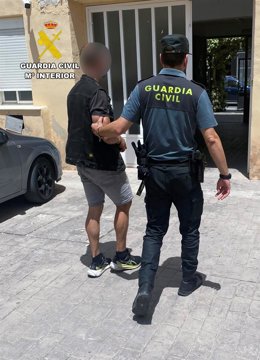 Imagen del detenido, custodiado por la Guardia Civil