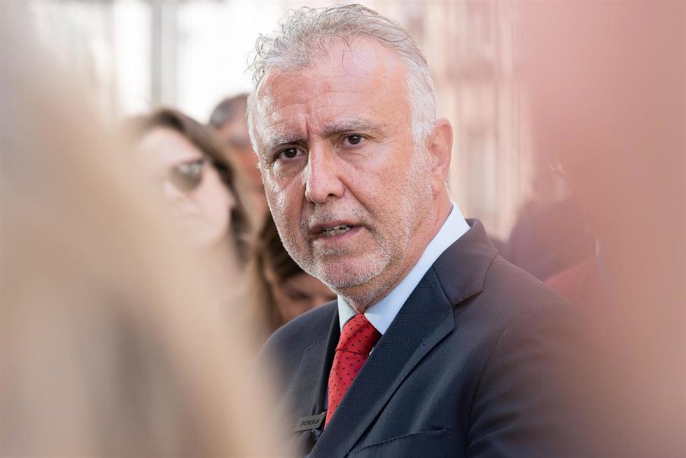 El ministro de Política Territorial y Memoria Democrática, Ángel Víctor Torres, ofrece declaraciones a los medios