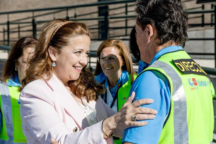 Archivo - La consejera de Sanidad de la Comunidad de Madrid, Fátima Matute, supervisa un simulacro de rescate y reanimación cardiopulmonar (RCP) en caso de ahogamiento, en las Instalaciones Deportivas del Canal de Isabel II, a 25 de julio de 2023, en Madr