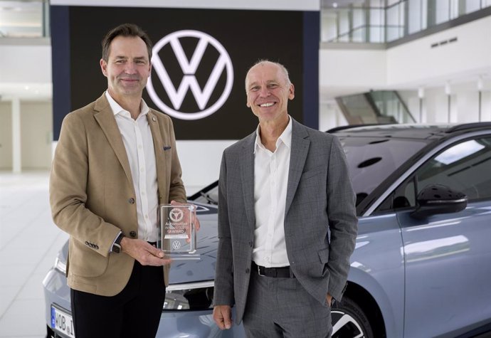 Thomas Schäfer (left) and Professor Stefan Bratzel from CAM at the award ceremony.