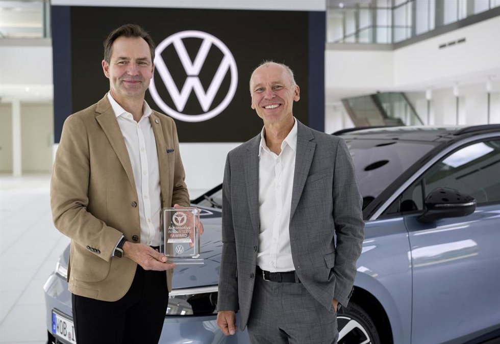 Thomas Schfer (left) and Professor Stefan Bratzel from CAM at the award ceremony.