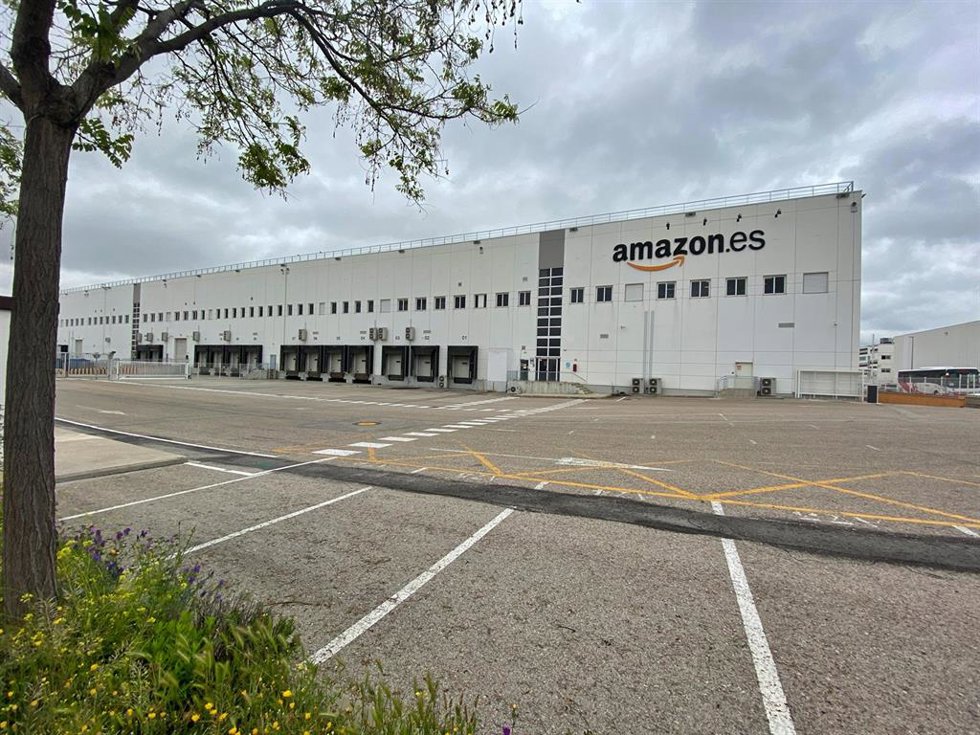 Archivo - Fachada de Amazon Spain Fulfillment,  