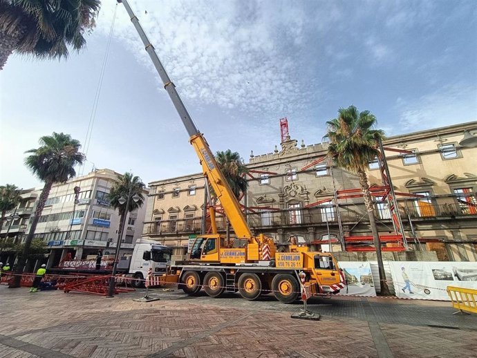 Grúa preparada para el traslado de los restos arqueológicos y la finalización de las obras del edificio.