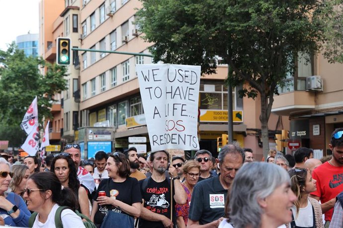 Archivo - Decenas de personas durante una manifestación contra la masificación turística.