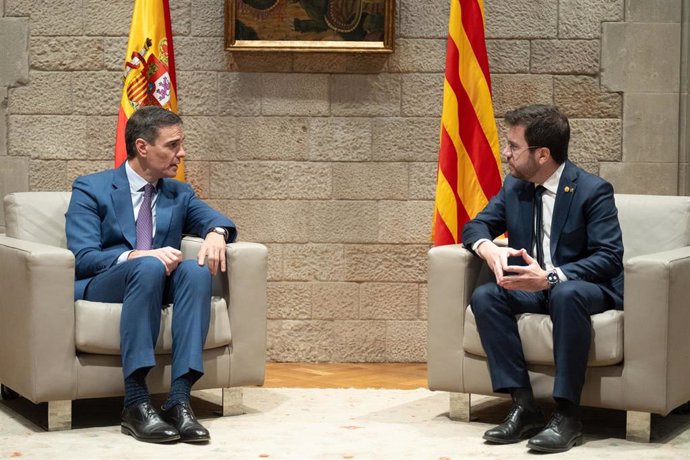 Archivo - El presidente del Gobierno, Pedro Sánchez (i), y el president de la Generalitat de Catalunya, Pere Aragonès (d), se reúnen en el Palau de la Generalitat, a 21 de diciembre de 2023, en Barcelona, Catalunya (España). Este es el primer encuentro en