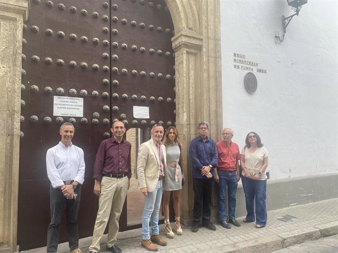 El secretario de Organización del PSOE de Sevilla, Rafael Recio, a las puertas del Convento de Santa Inés.