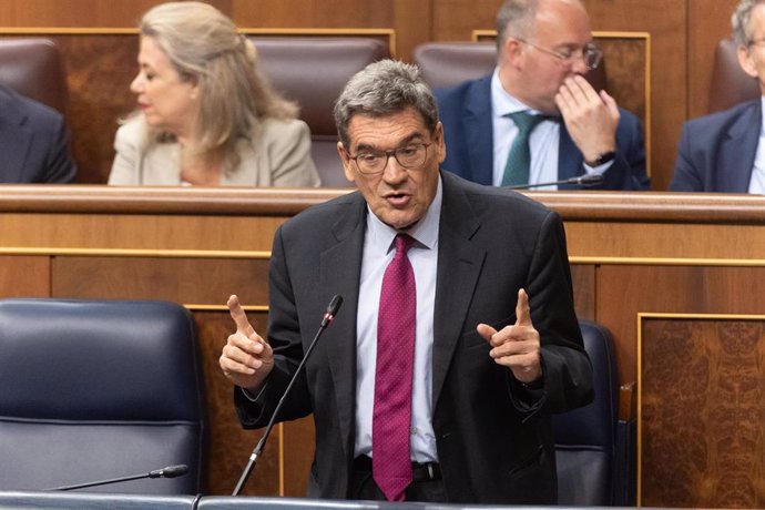 El ministro para la Transformación Digital, José Luis Escrivá, interviene durante una sesión de control al Gobierno, en el Congreso de los Diputados, a 26 de junio de 2024, en Madrid (España). 