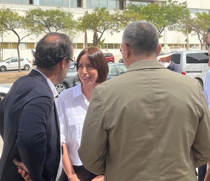 La ministra de Ciencia, Innovación y Universidades, Diana Morant, con representantes de PLD Space