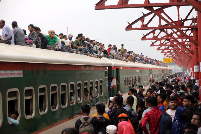 Archivo - Tren en Bangladesh