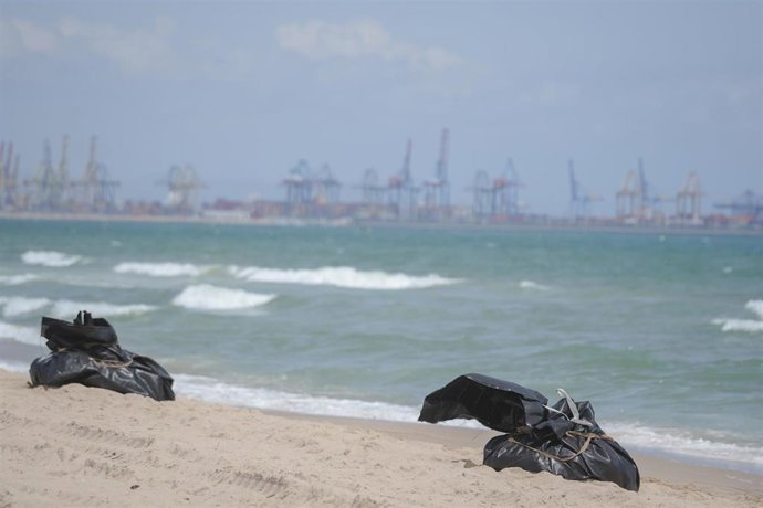 Bolsas de basura durante las labores de limpieza en la playa del Saler por el vertido