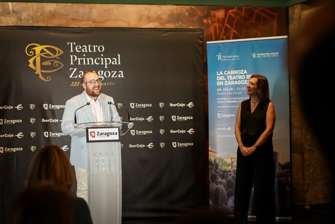 El tenor aragonés Pablo Puértolas junto a la consejera de Cultura, Educación y Turismo, Sara Fernández, en la presentación de la Carroza del Real, que acoge este sábado la Plaza del Pilar.