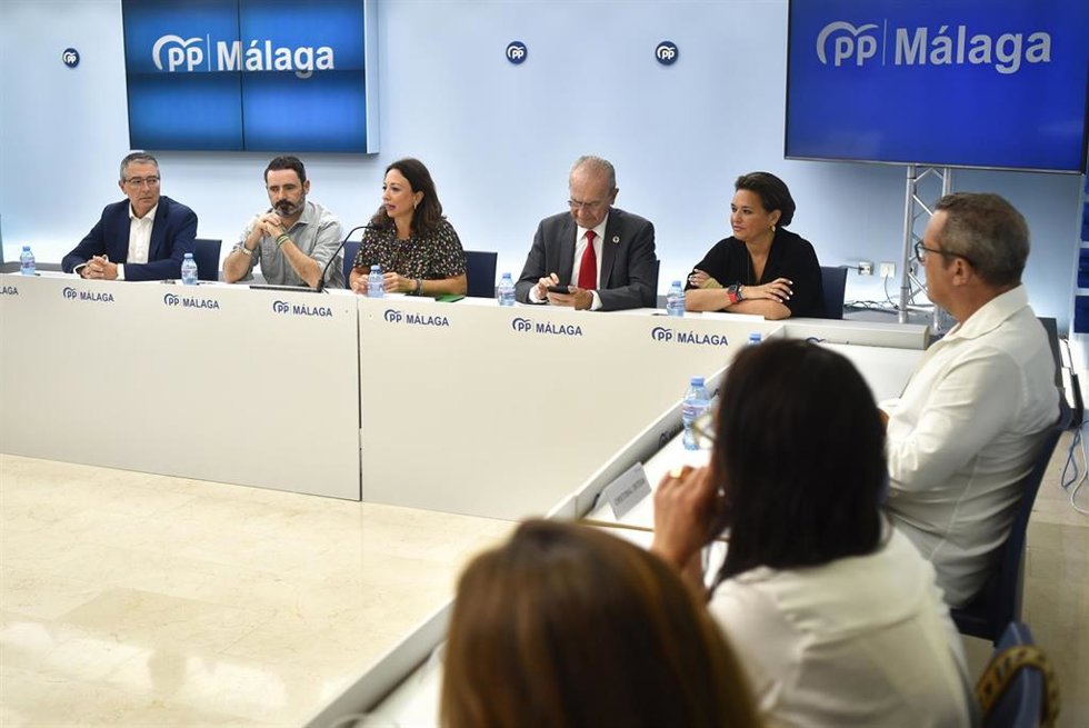 La presidenta del PP de Málaga, Patricia Navarro, en una reunión con alcaldes y alcaldesas populares en la Costa del Sol oriental