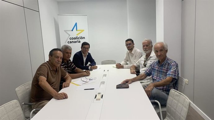 Reunión del consejero canario de Movilidad, Pablo Rodríguez, con integrantes del Foro Roque Aldeano