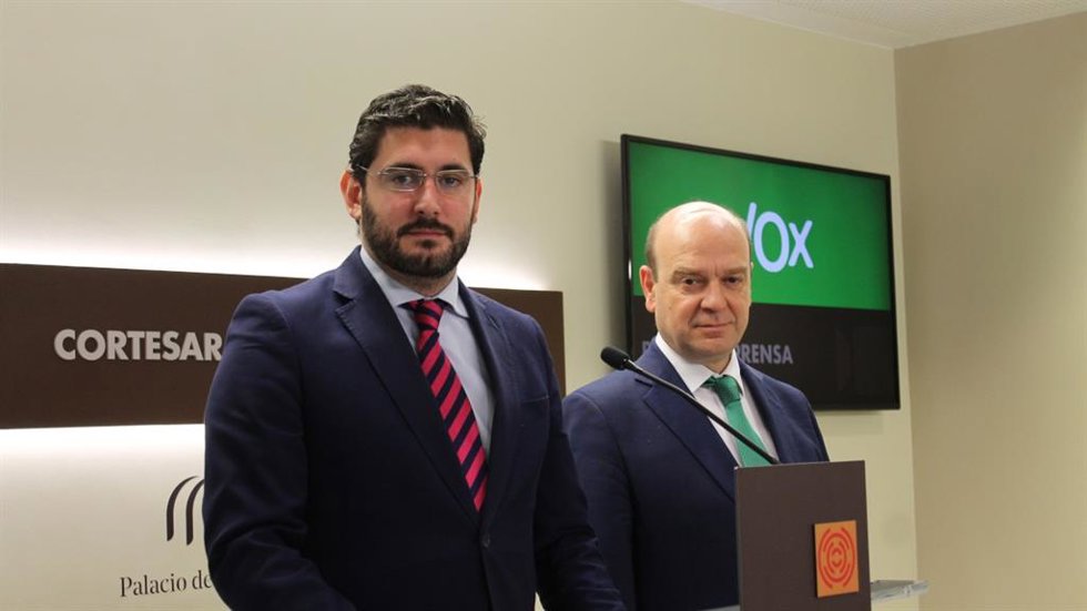 Archivo - Alejandro Nolasco y Santiago Morón en las Cortes de Aragón.