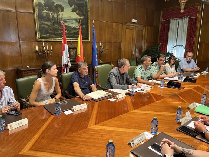 Reunión entre alcaldes, Subdelegación del Gobierno y Diputación de Zamora, esta mañana.