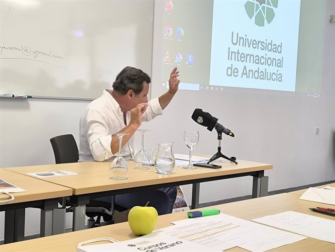 El compositor Feliciano José Pérez en una ponencia sobre la devoción rociera ofrecida en la sede de la UNIA en Santa María de la Rábida (Huelva).