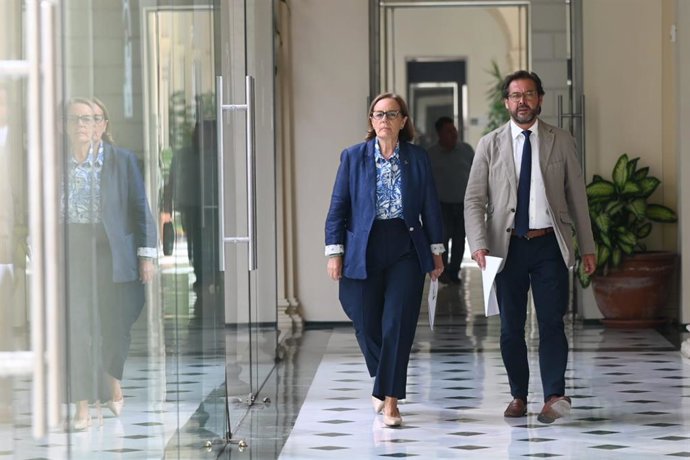 El delegado del Gobierno andaluz en Granada, Antonio Granados, y la delegada de Inclusión Social, Juventud, Familias e Igualdad, Matilde Ortiz.