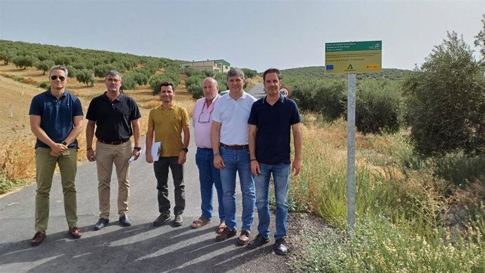 El delegado de Agricultura, Pesca, Agua y Desarrollo Rural del Gobierno andaluz, Francisco Acosta (segundo por la dcha.), en su visita a Castro del Río.