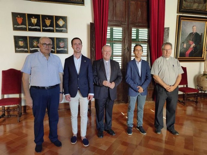 De izq. A dcha., el econónomo diocesano Miquel Noguera, el presidente del Consell de Mallorca, Llorenç Galmés, el obispo de Mallorca Sebastià Taltavull, el presidente del IMAS, Guillermo Sánchez, y el vicario general Josep Adrover.