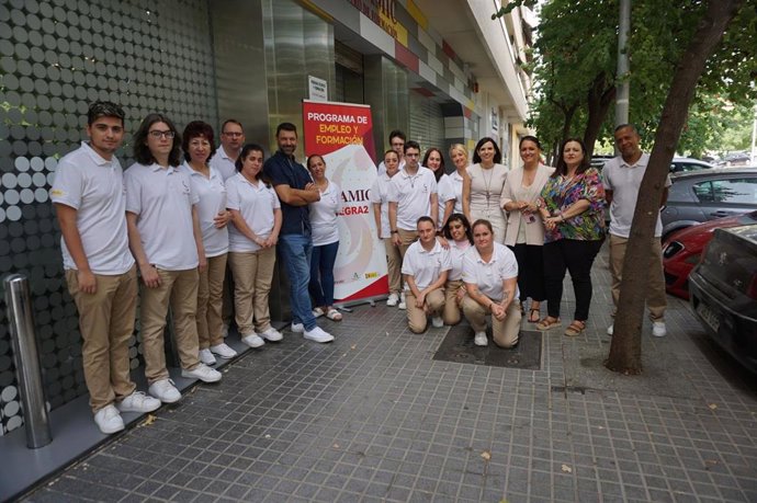 Gálvez (4 dcha.) con responsables  de Fepamic y participantes en el Programa de Empleo y Formación.