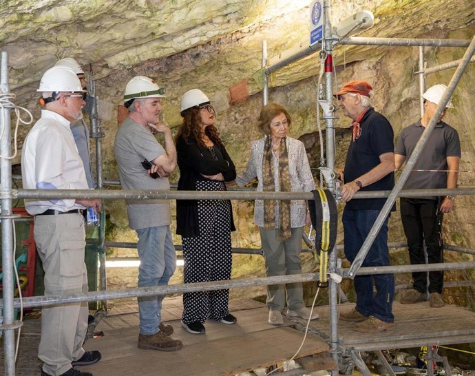 La Reina Doña Sofía en la visita a los yacimientos de Atapuerca.